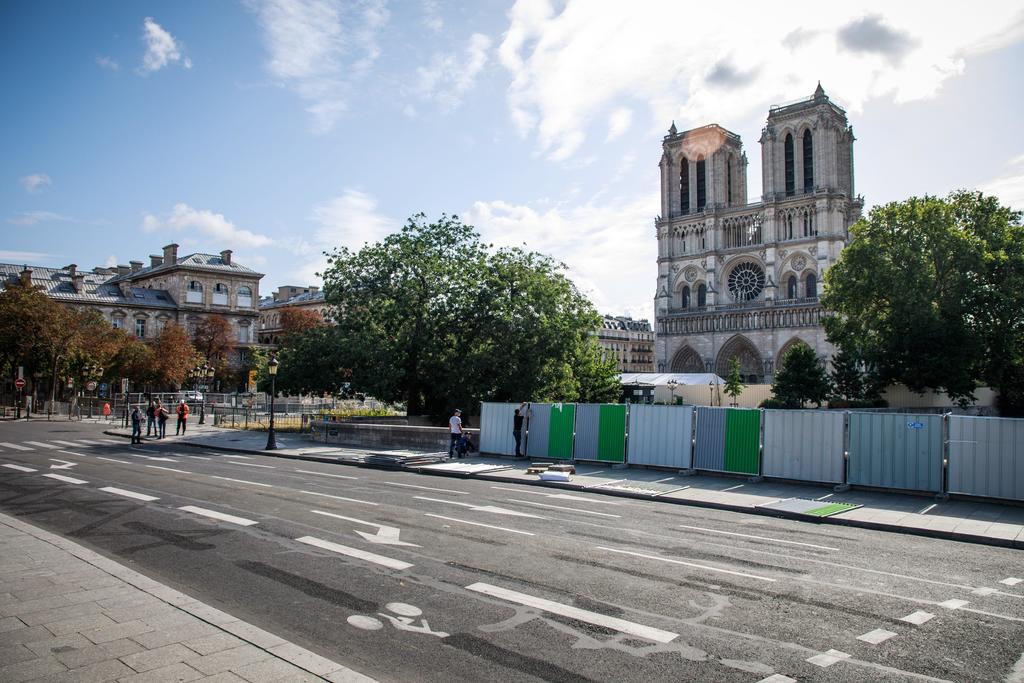 Caen piedras de la dañada catedral de Notre Dame en París