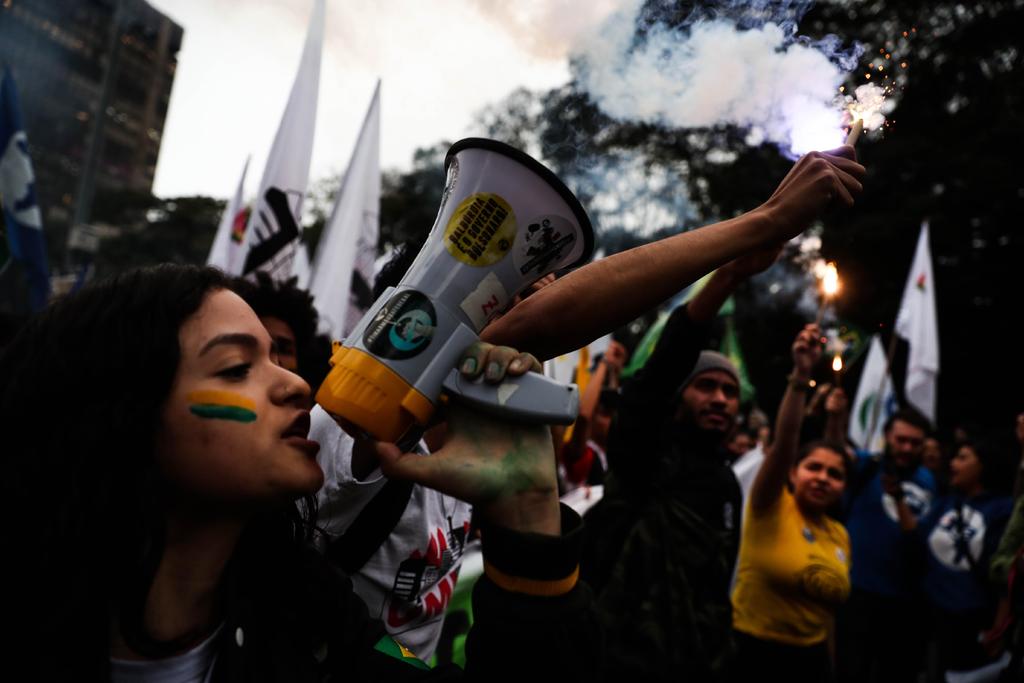 Miles de mujeres colapsan Brasilia en primera gran protesta contra Bolsonaro