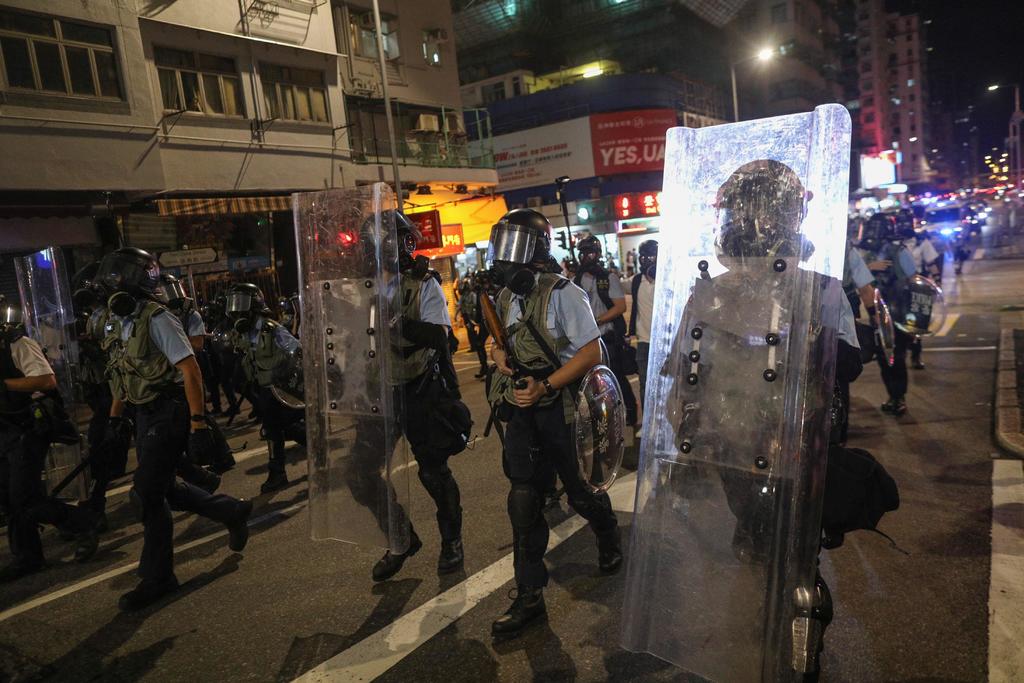 Policía reprime protesta frente a comisaria en Hong Kong