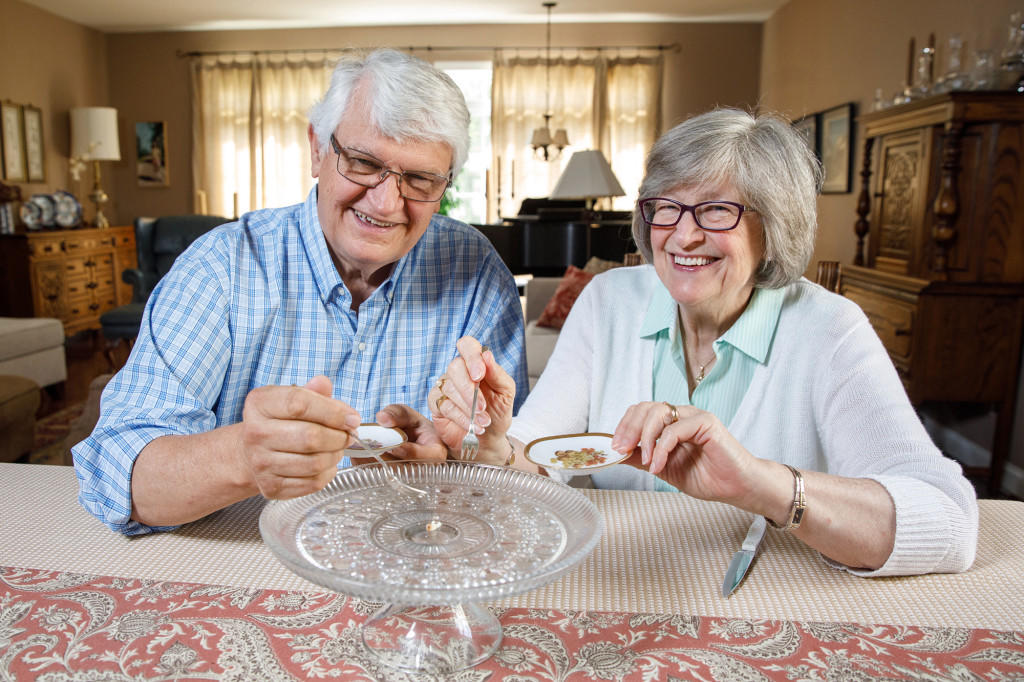 Pareja lleva casi 50 años comiendo su pastel de bodas