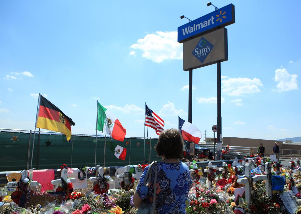 Policía de El Paso busca a 'héroe' de tiroteo en Walmart