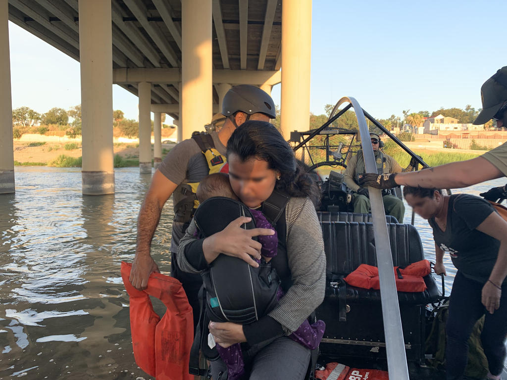 Rescata Patrulla Fronteriza a 12 inmigrantes en el río Bravo