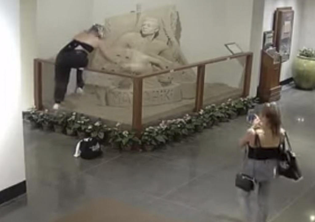 Turistas destrozan escultura de arena de hotel
