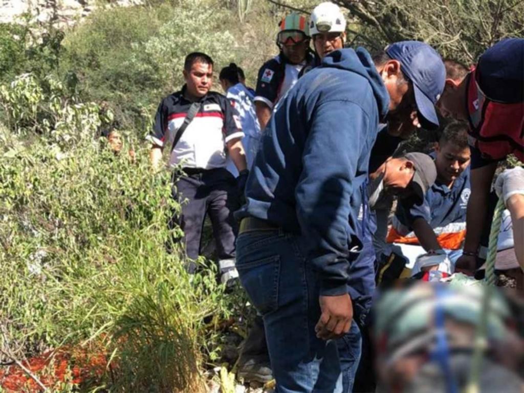 Mueren siete personas al caer de barranco en Hidalgo