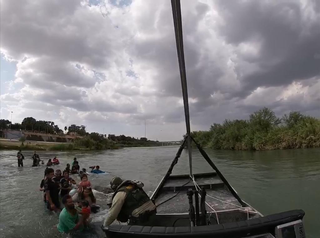 Rescatan a 28 inmigrantes de Honduras abandonados en el río Bravo