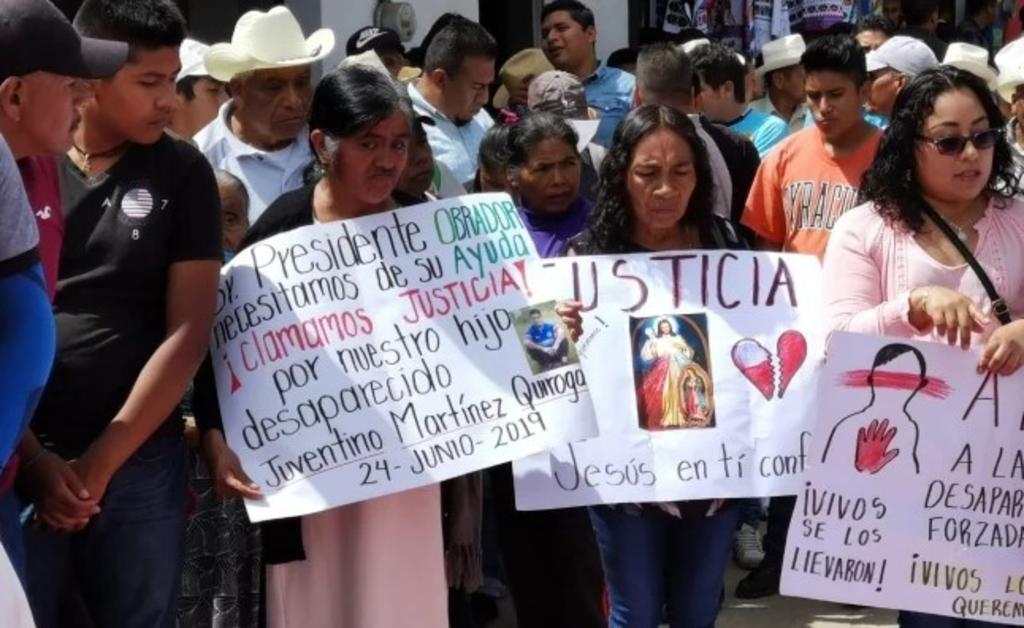 Familiares de desaparecidos reciben a AMLO con protestas en Huautla