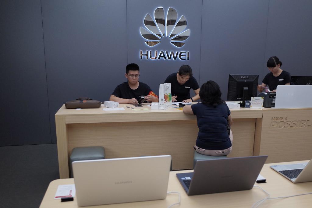 Extiende EUA permiso a Huawei para comprar suministros