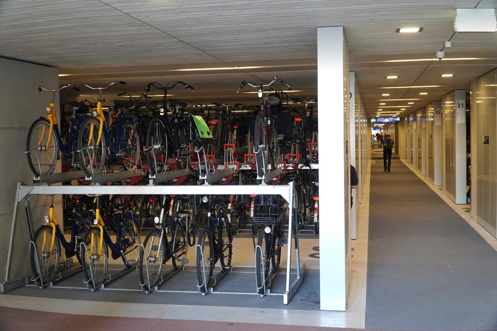 Estrena Holanda el mayor estacionamiento mundial de bicicletas