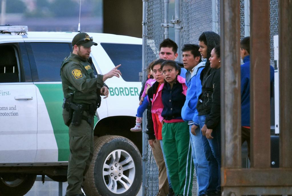 Inmigrantes detenidos en EUA presentan demanda por mejores condiciones