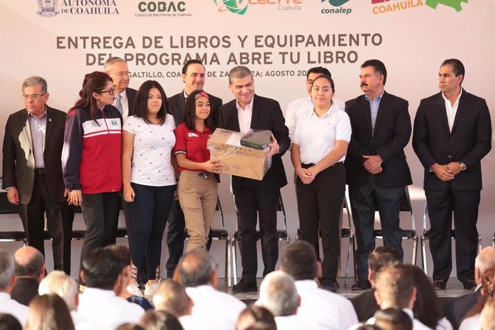 Riquelme inicia entrega de libros de texto gratuitos en Coahuila