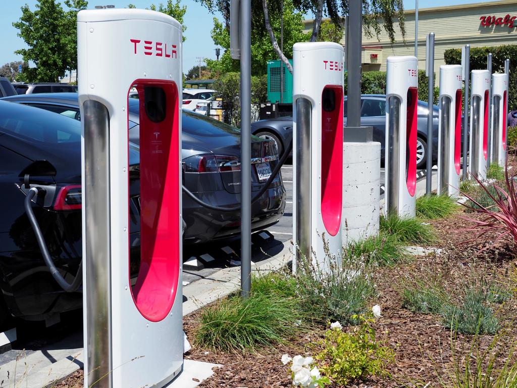Walmart demanda a Tesla después de que sus placas solares se prendieran fuego