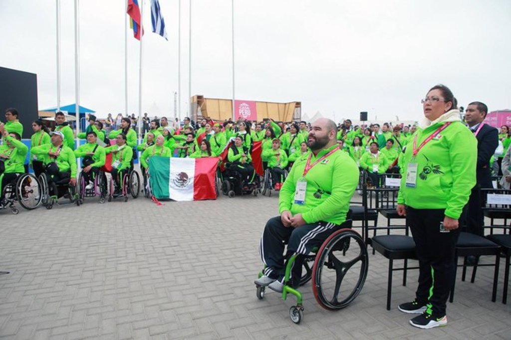 Ondea bandera de México en Lima 2019