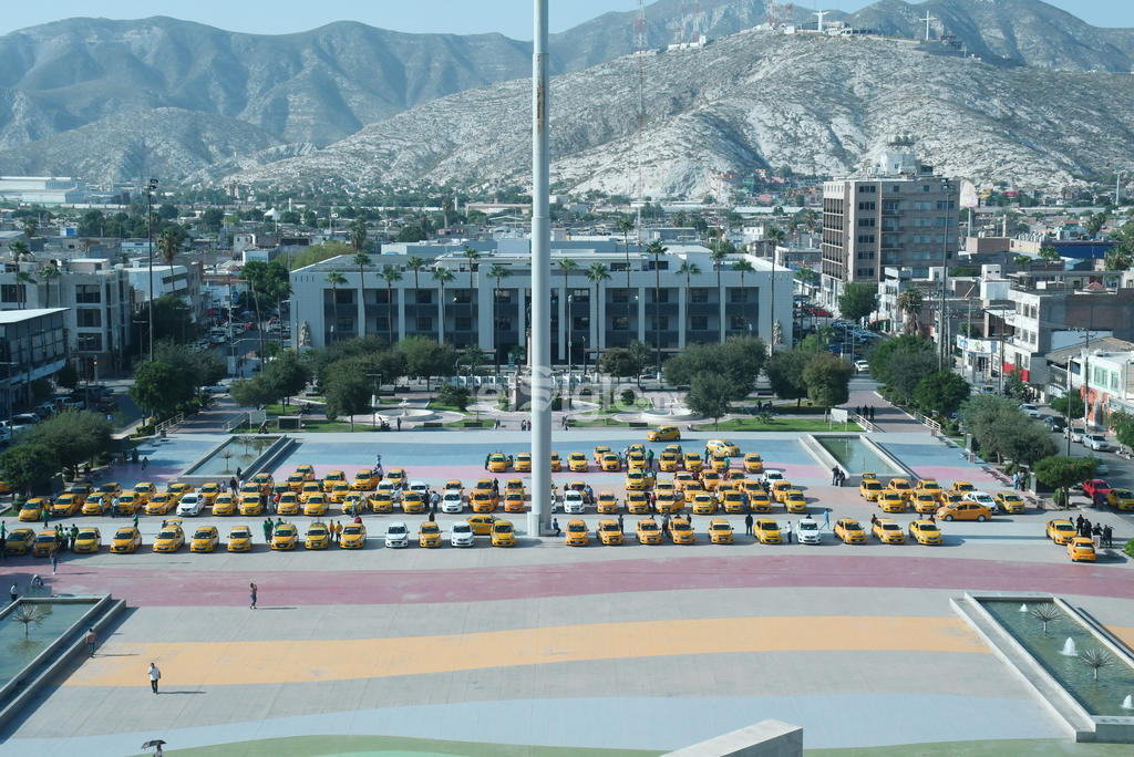 Taxistas protestan en la Plaza Mayor de Torreón