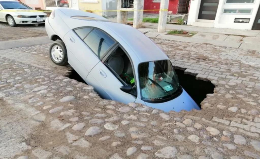 Cae vehículo a socavón en Mazatlán