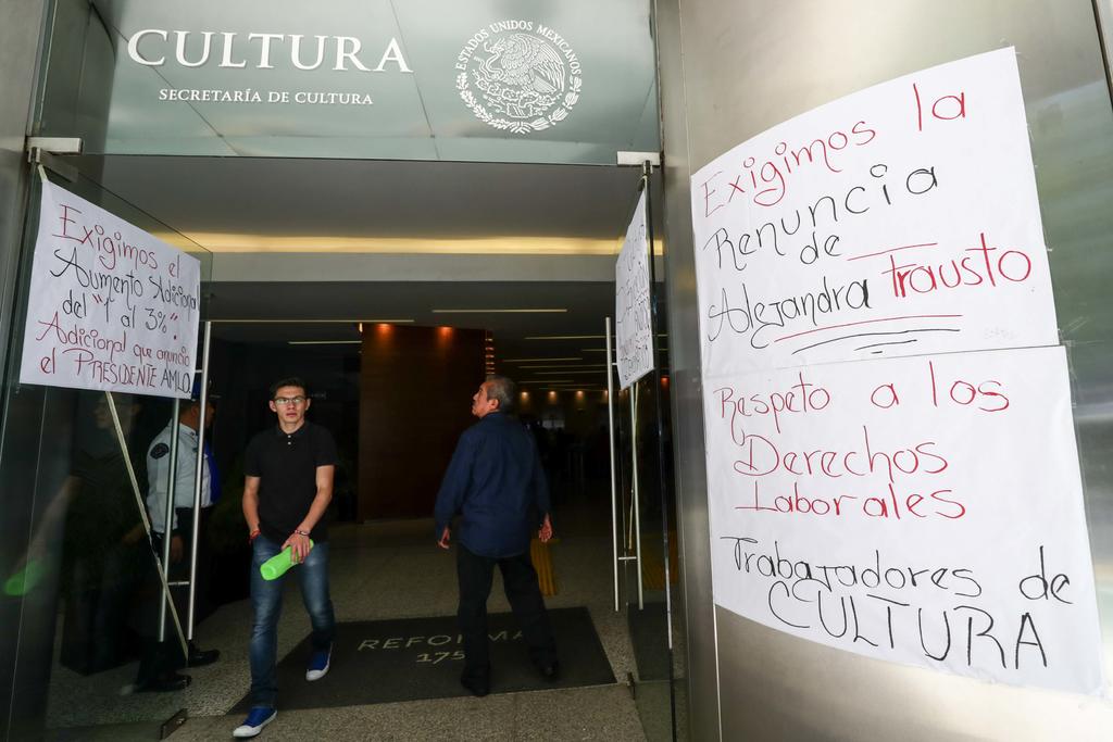 Se manifiestan trabajadores del sector cultural en Reforma