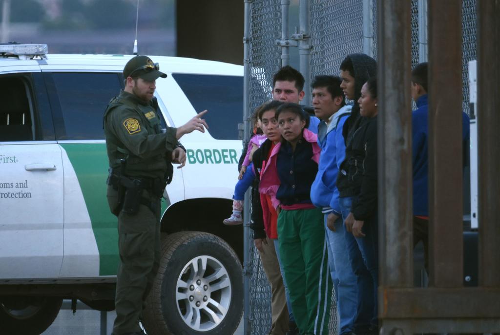 Extiende detención de migrantes EUA