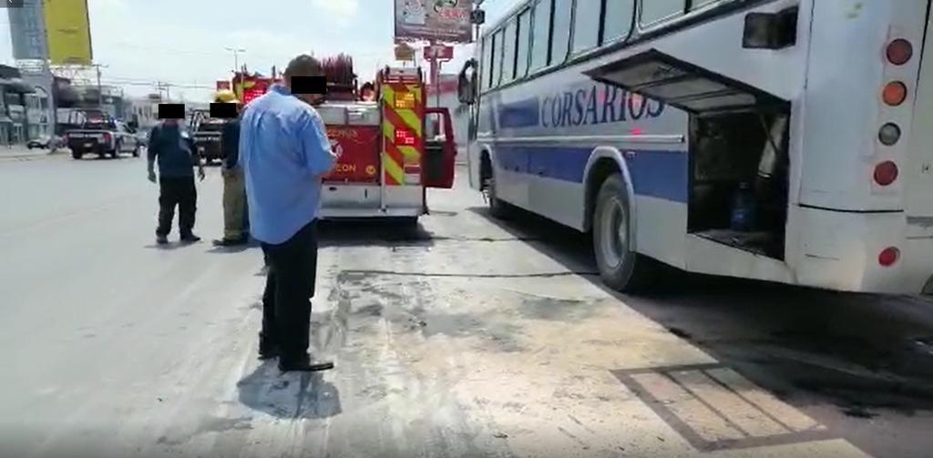 Se incendia autobús de personal en Torreón; no hay heridos