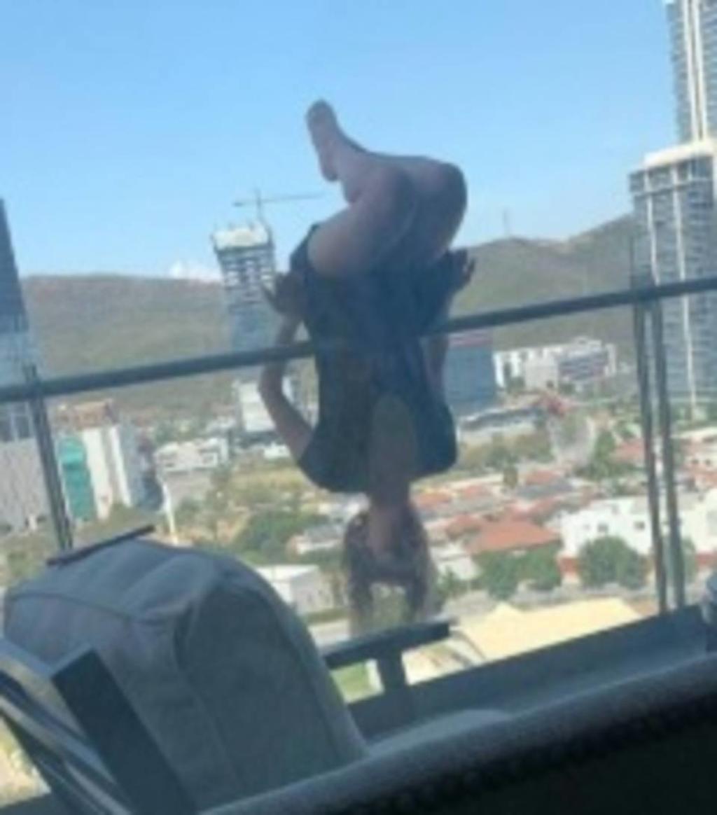Mujer cae de 25 metros de altura por hacer yoga desde un balcón