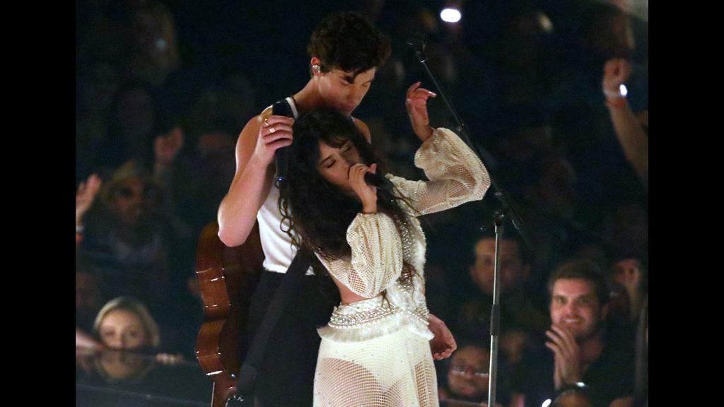 Camila Cabello y Shawn Mendes seducen en los VMAs 2019