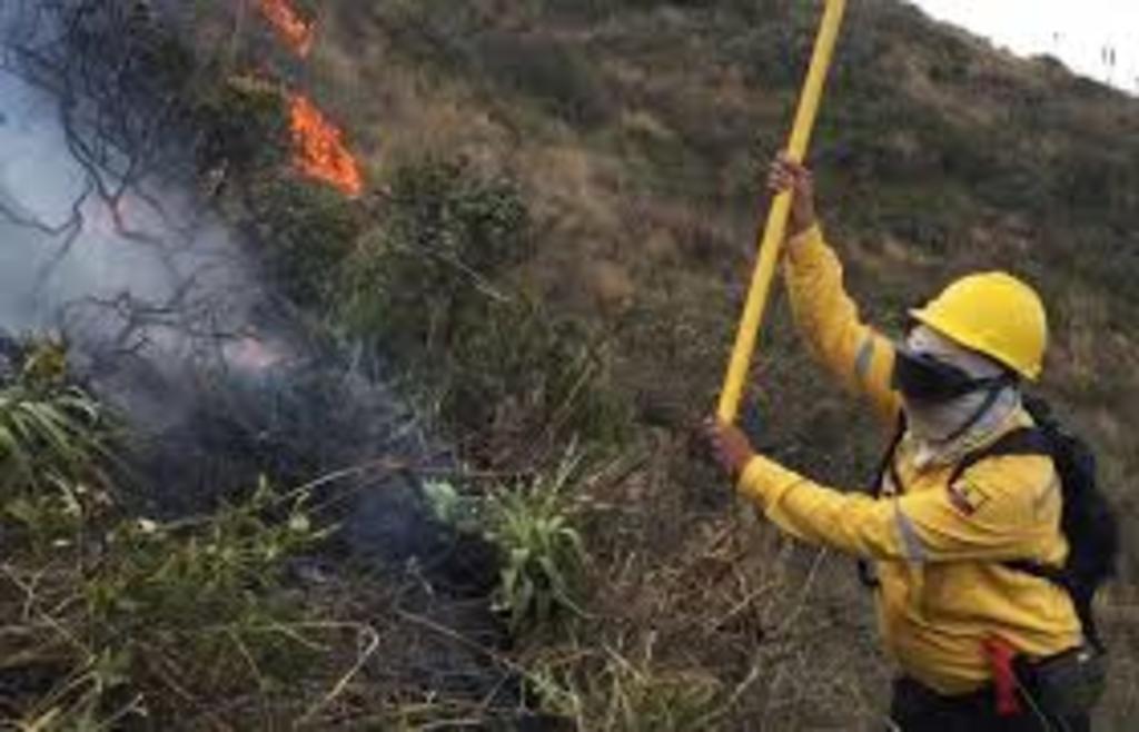 Intentan sofocar incendio cerca del volcán Pululahua en Ecuador