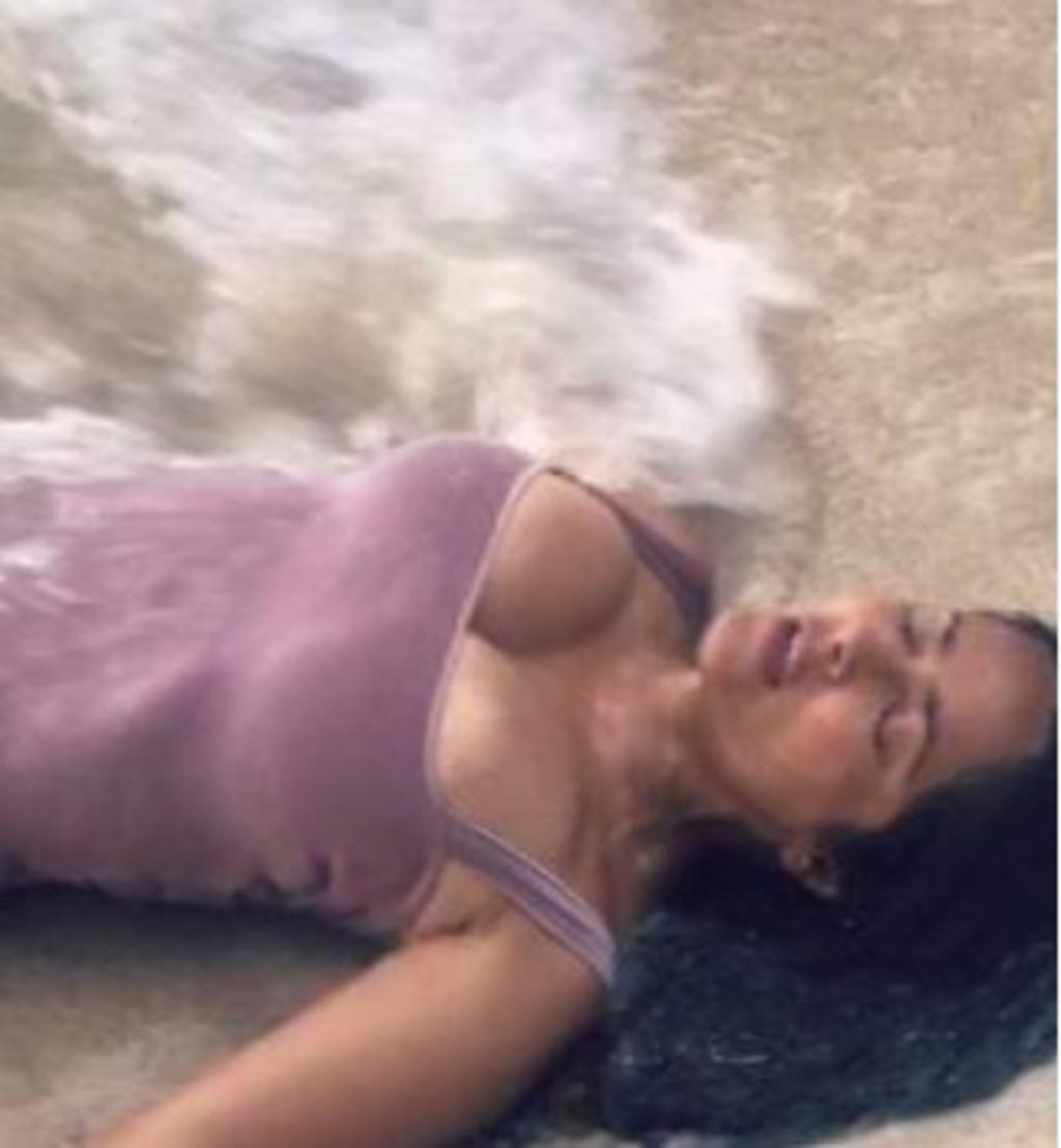Salma Hayek comparte sensual video a la orilla del mar