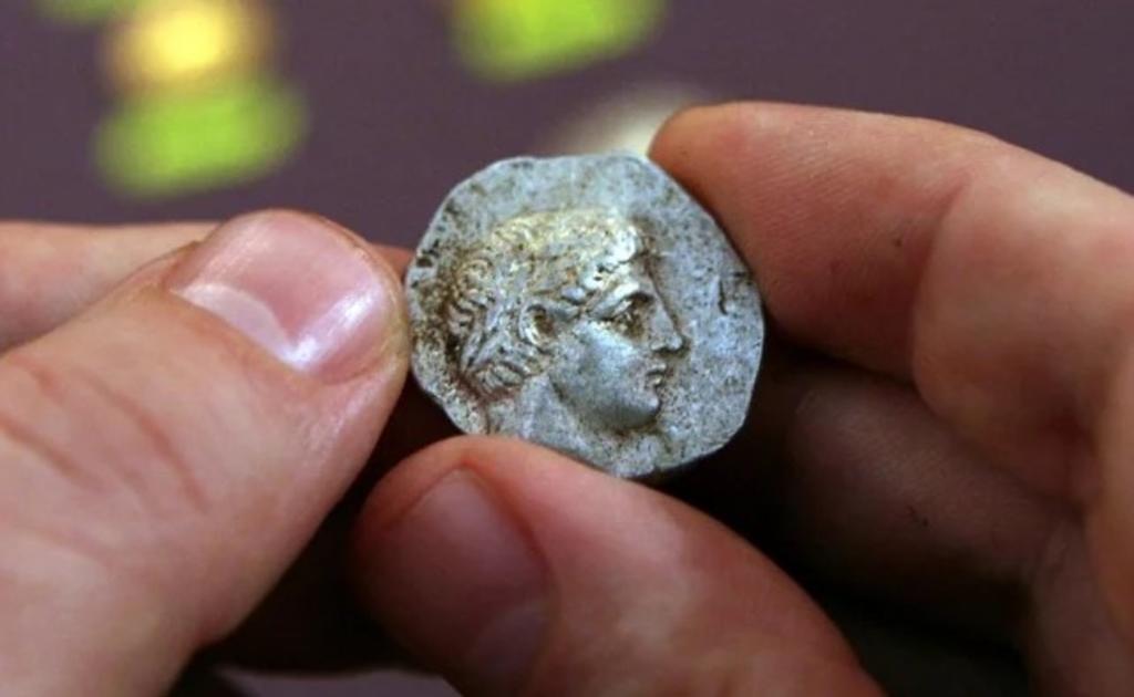 Pareja inglesa encuentra monedas de hace mil años