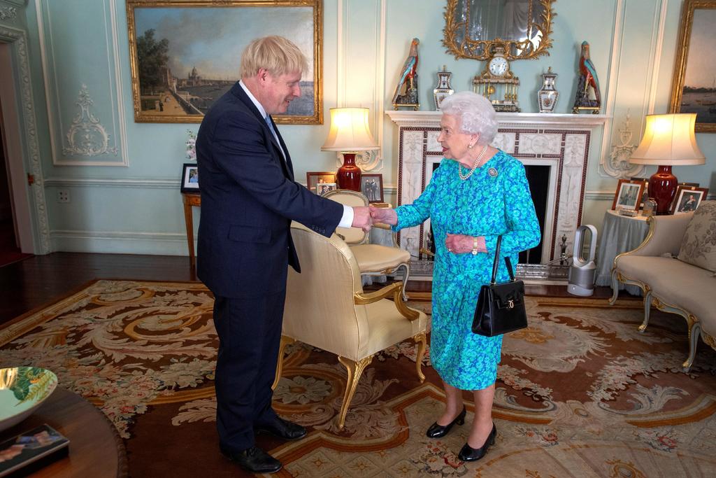 Pide Johnson a reina suspender al Parlamento durante septiembre