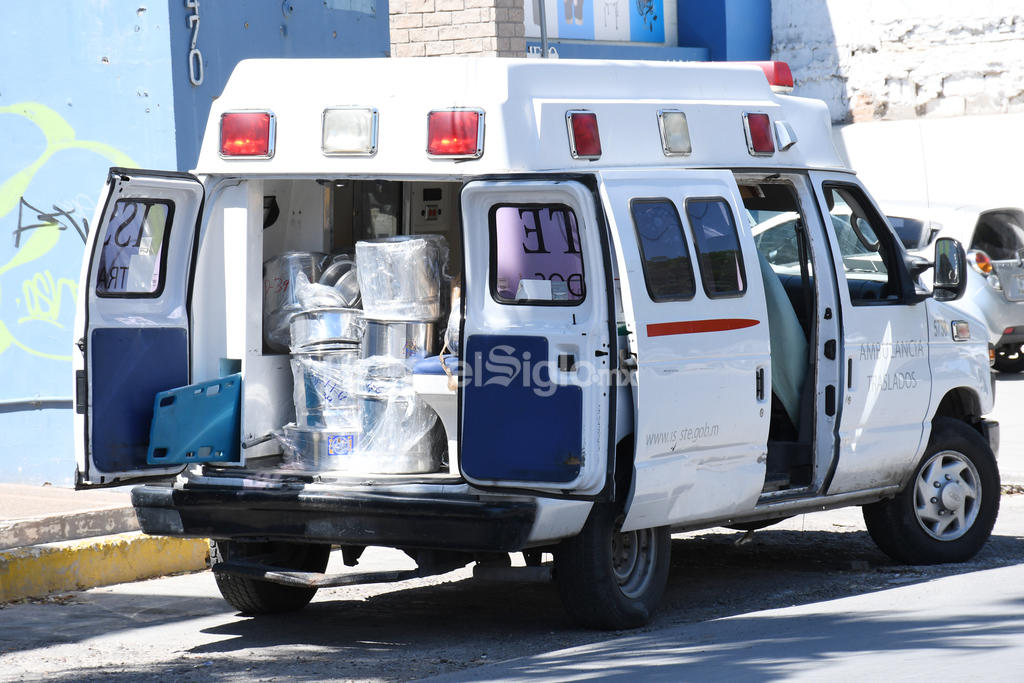 Transportan artículos de cocina del ISSSTE Torreón ¡en ambulancia!