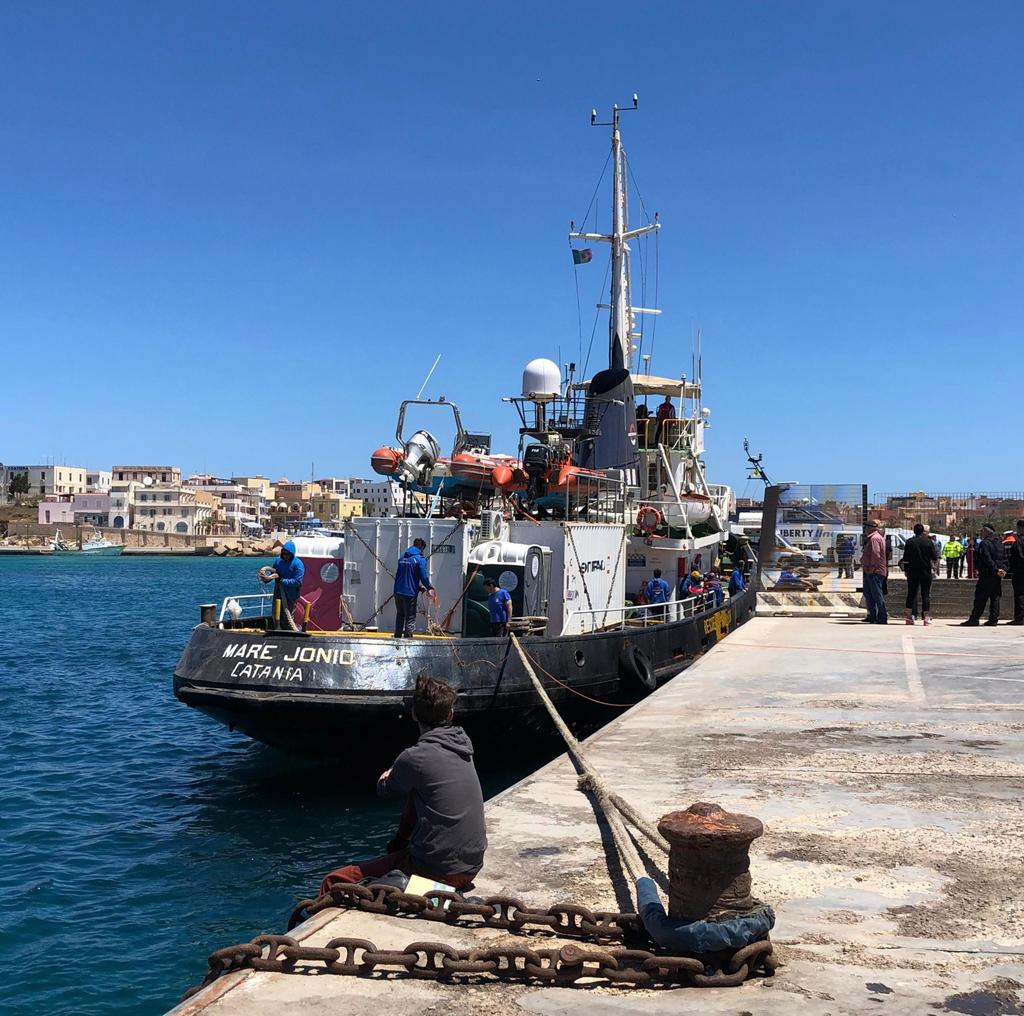 Guardacostas solicitan a Roma un puerto seguro para barco de ONG con migrantes