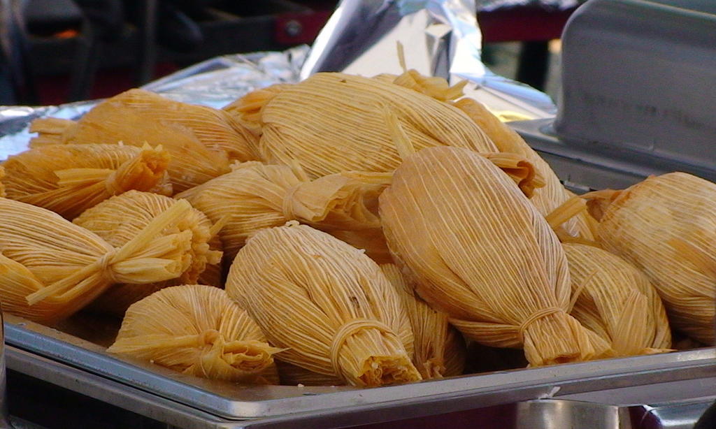 Indocumentadas mexicanas venden tamales y dulces para reunir dinero de trasplante