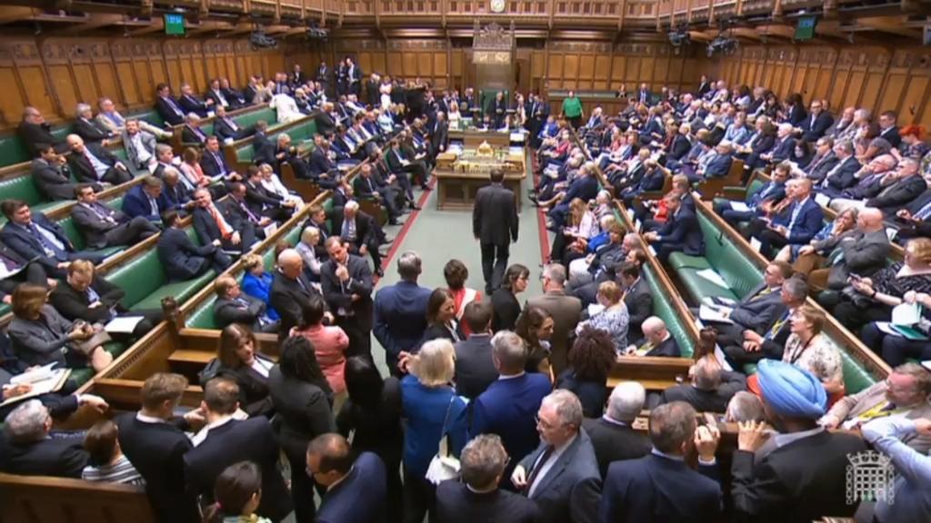 Se sume Reino Unido en crisis sin precedentes por cierre del Parlamento