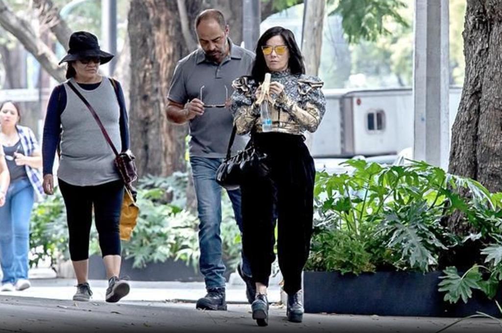 Captan a Björk paseando por las calles de Roma de la CDMX