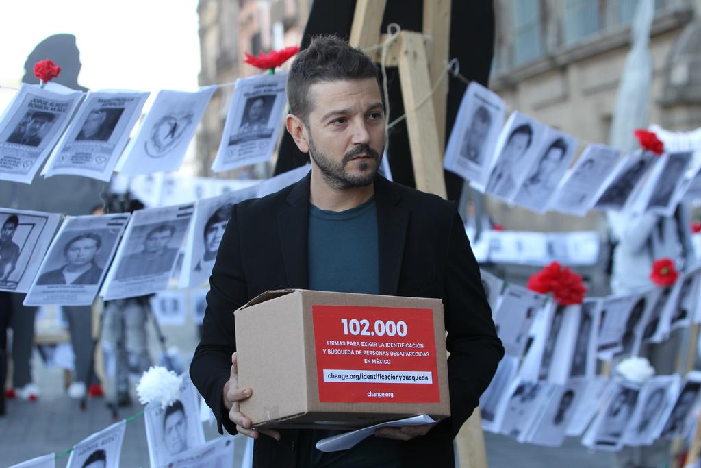 Diego Luna entrega 102 mil exigencias para búsqueda de personas