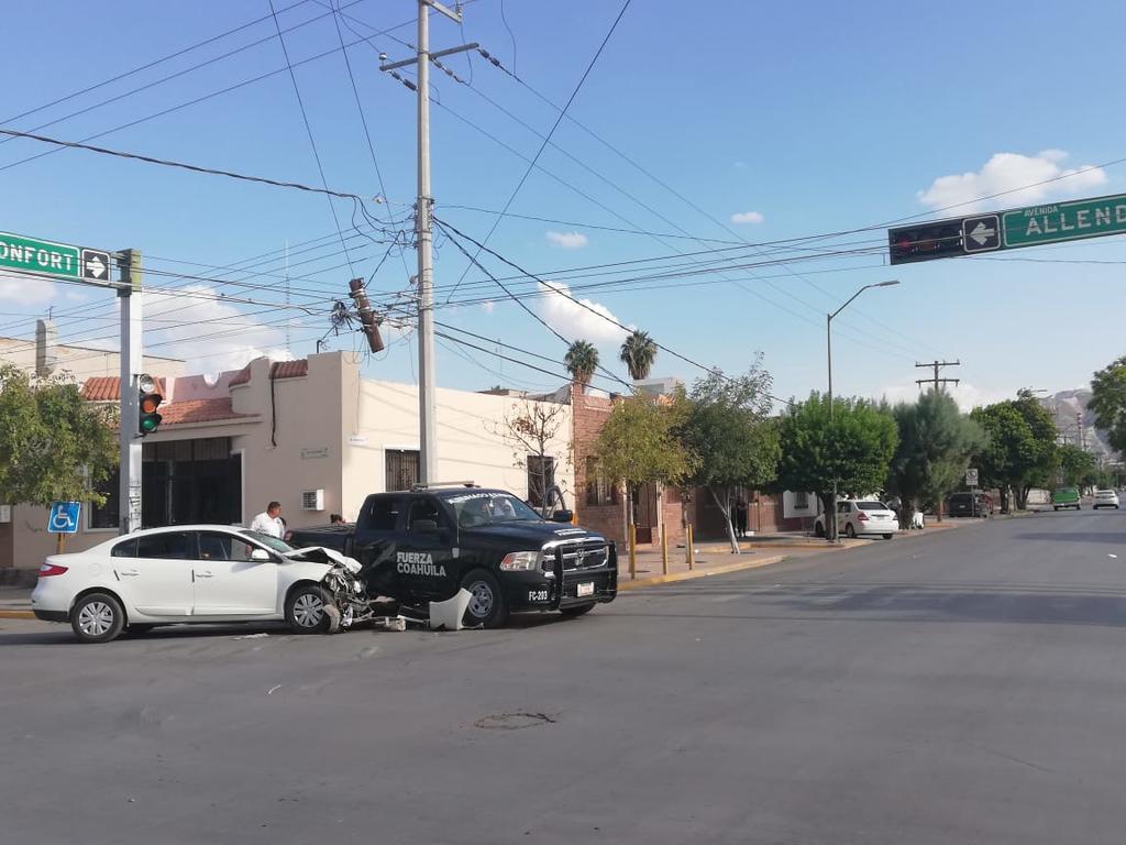 Chocan patrulla de Fuerza Coahuila y auto particular