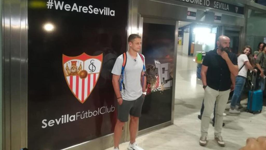 'Chicharito' llegó a Sevilla y firmará por 3 años