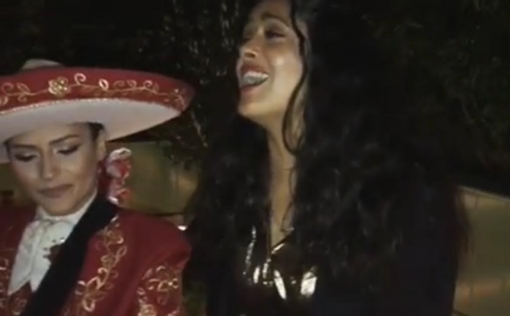 Salma Hayek festeja su cumpleaños cantando junto a mariachi