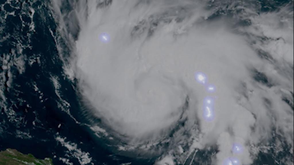 Muestran video de una tormenta eléctrica en vórtice del huracán Dorian