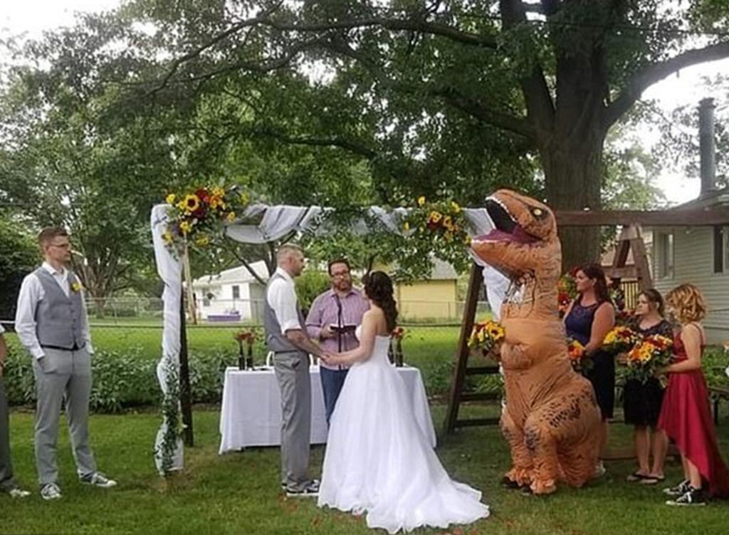 Dama de honor llega vestida de dinosaurio a la boda