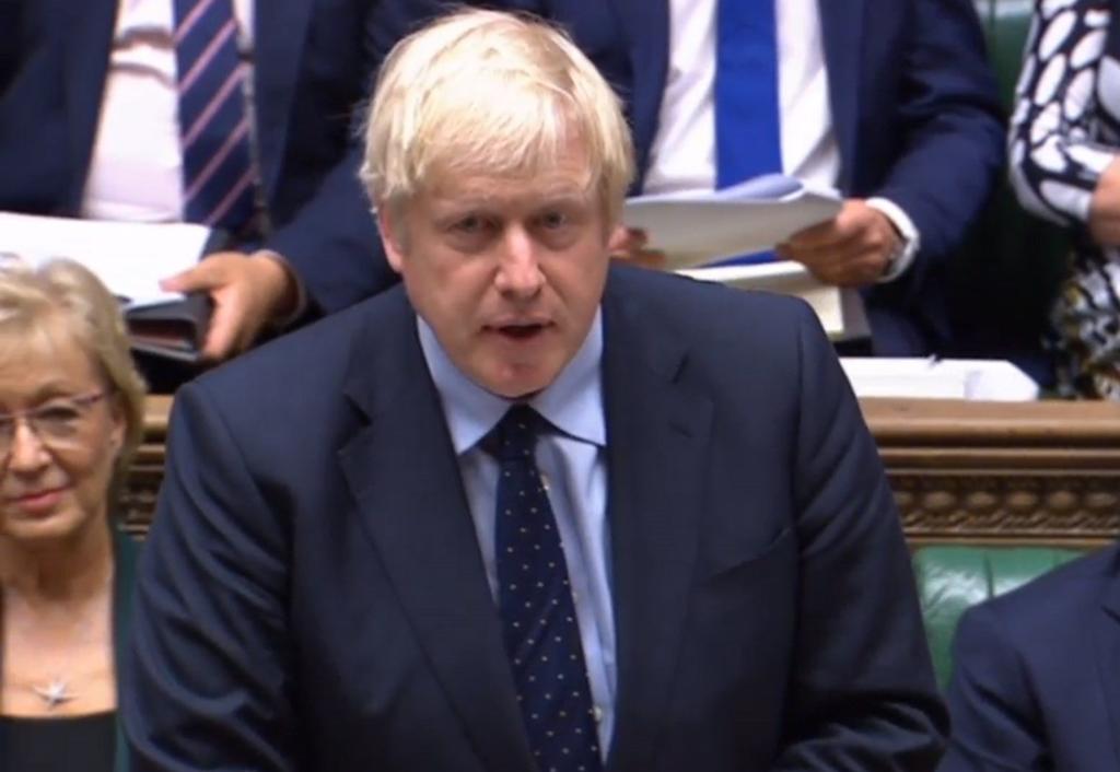 ¿A qué escenarios se enfrenta Johnson tras perder la mayoría en el Parlamento?