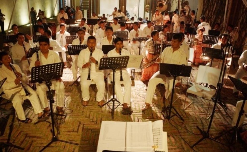 AMLO invita a banda de músicos mixes al Grito de Independencia