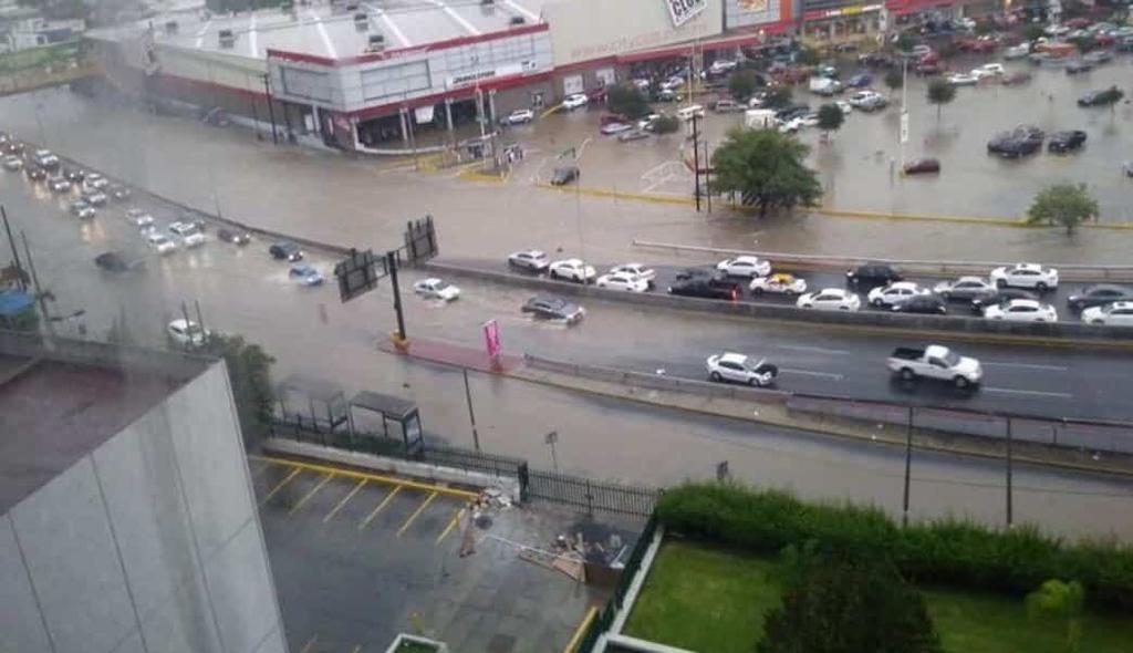 Lluvias por tormenta tropical 'Fernand' provocan caos vial en Monterrey