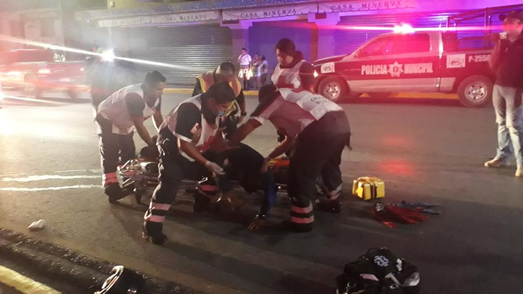 Reportan grave a motociclista impactado por automóvil