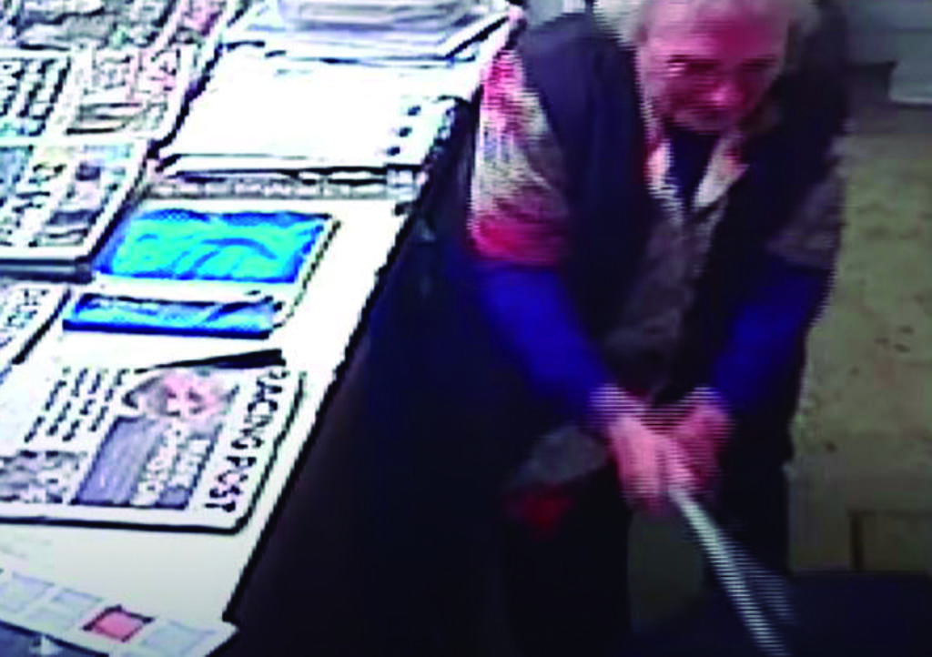 VIDEO: Mujer de 82 años defiende su negocio de criminal