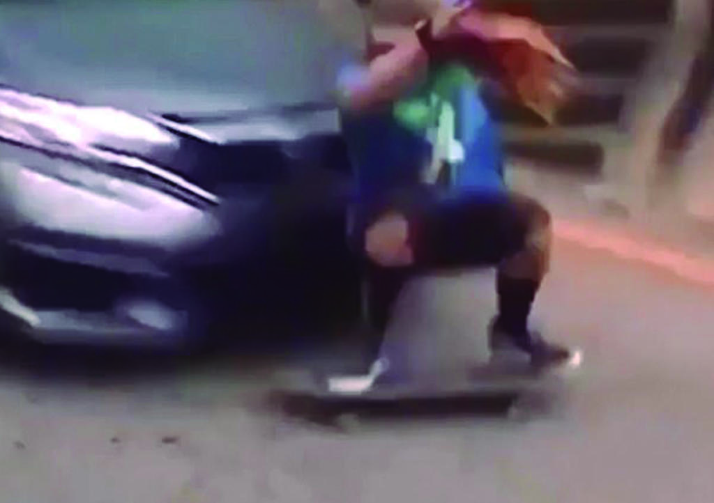 VIDEO: Hacía truco con patineta y es arrollado