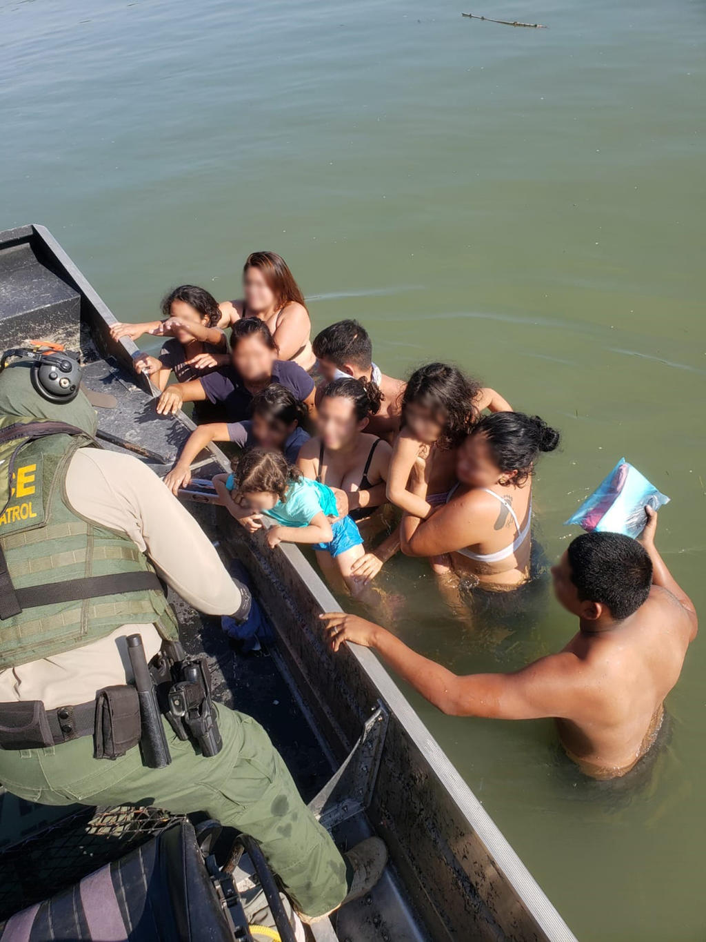 Rescatan a 13 inmigrantes indocumentados del río Bravo