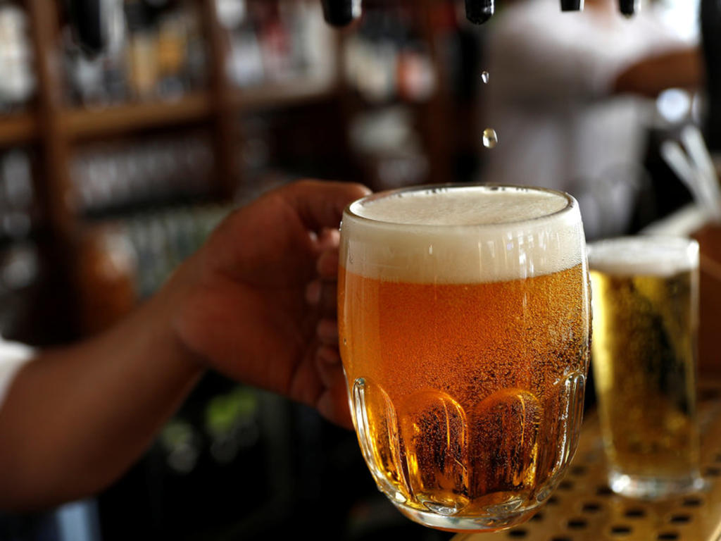 Bar cobra un millón de pesos a turista por una cerveza