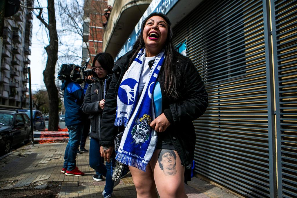 Cientos de argentinos se asocian a Gimnasia por Maradona