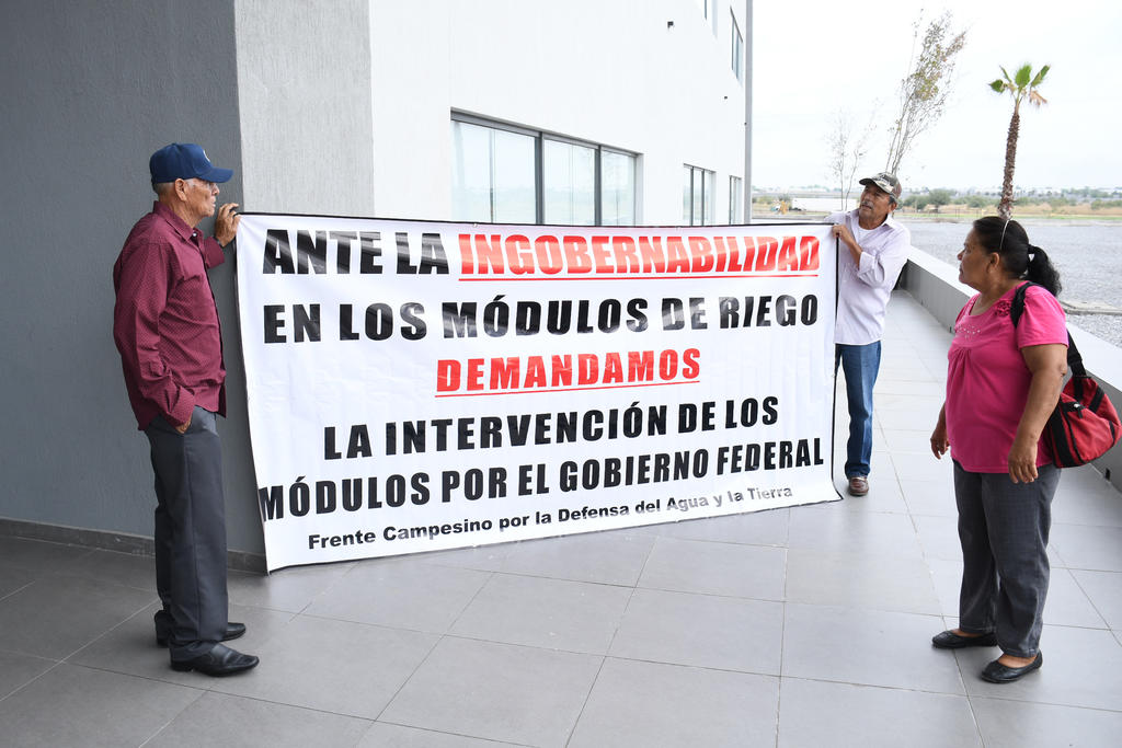 Se manifiestan contra diputados federales en Torreón