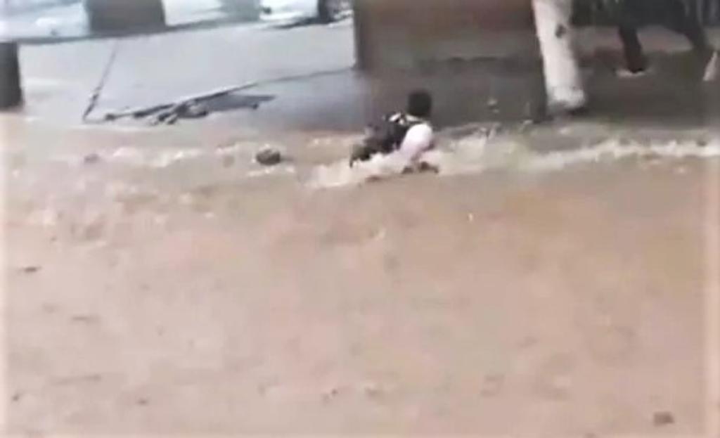 Captan en video rescate de niño en inundaciones de Culiacán