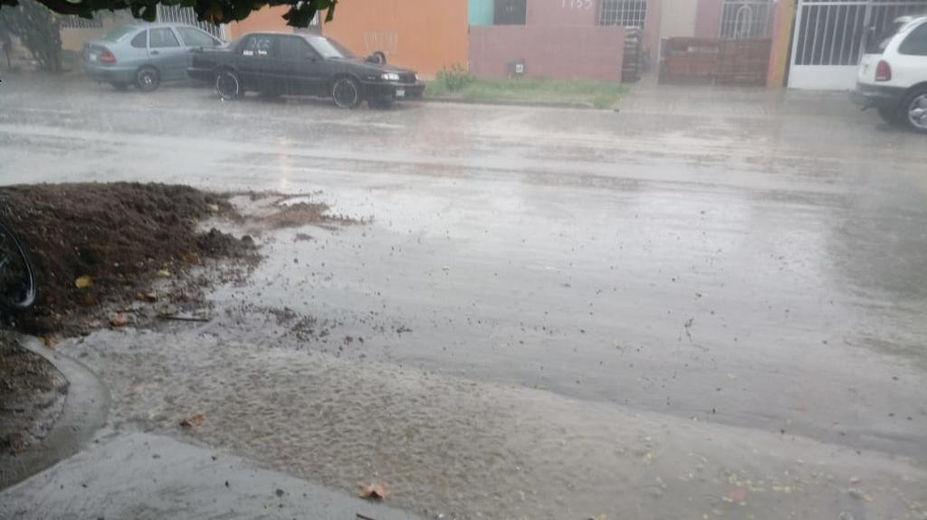 Genera lluvia encharcamientos al suroriente de Torreón